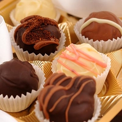 Buonissimo handgemachte Trüffelpralinen ohne Alkohol vom Maitre Chocolatier in Geschenkbox