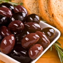 Eingelegte schwarze Oliven
