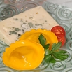 Mit Gorgonzola und Walnüssen gefüllte frische Nudeln