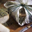 Noagnlailich Ziegenkäse im Heutuch vom Käseaffineur Hansi Baumgartner